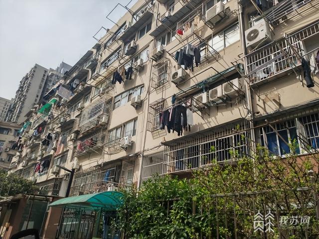 单元住户集体渗水 外墙雨水管惹的祸？|解忧帮