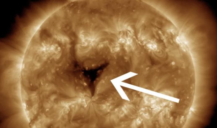 太阳表面再现巨大的“洞”！约为20个地球大小，“太阳风”或在本周五抵达地球