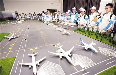 800名“三秦学生记者”走进西安阎良中国航空城 体验航空科技文化 感悟航空报国情怀