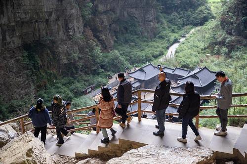 欢迎！中新（重庆）文化和旅游产业联盟   新加坡考察团一行来武隆参观考察