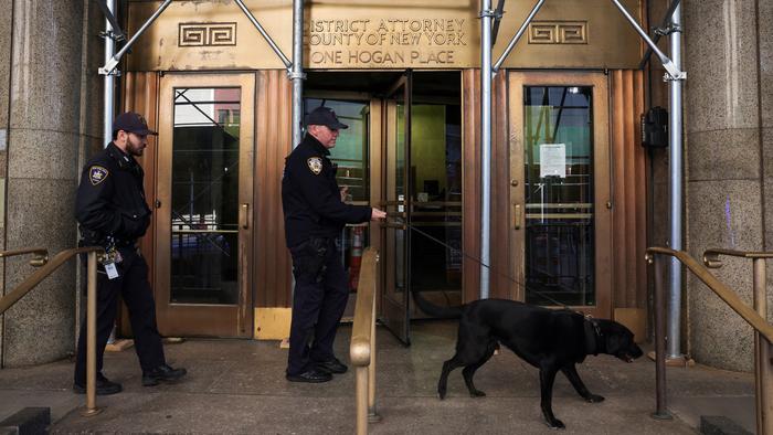 当地时间3月29日,纽约市警察局警犬队的警员在纽约地区检察官办公室周围搜查。图片来源:外媒
