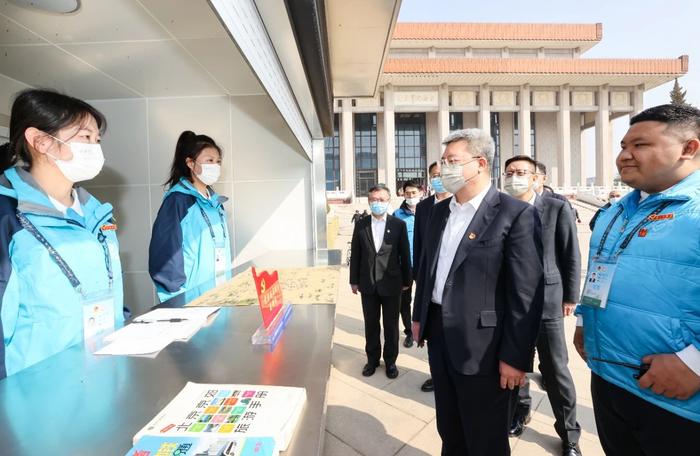 郑学选调研“建证未来”学雷锋志愿服务开展情况并慰问青年志愿者