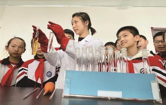 邯山区实验小学学生探究“污水变清水”的秘密