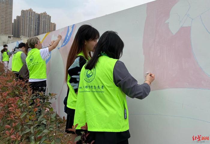 白墙变“体育运动画廊”，成都高校师生彩绘涂鸦迎大运