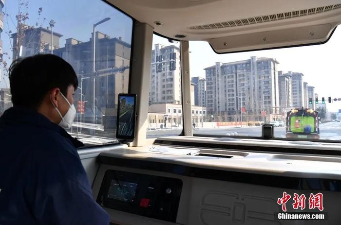 智能网联巴士901线测试车辆正在通过红绿灯。中新社记者韩冰摄