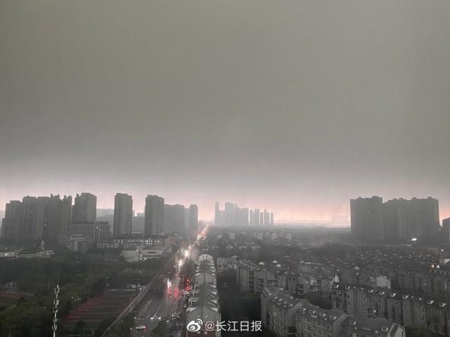 武汉大暴雨白天秒变黑夜，网友晒图：这是电影特效吗？