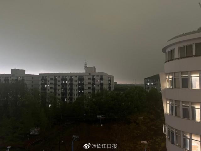 武汉大暴雨白天秒变黑夜，网友晒图：这是电影特效吗？