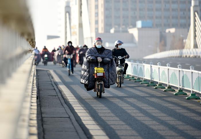 摩托车、电动自行车头盔新国标发布，有三个特点！消费者如何选购？