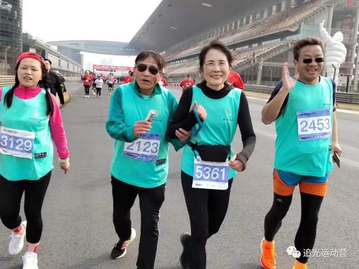 上海会客厅·跑者说② | 68岁如何征服90个全马？她说不仅自己跑，还要“给他们眼睛”一起跑