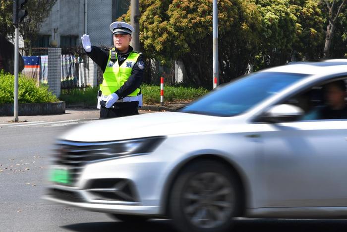 图说│清明祭扫高峰来临，上海警方按照 “一墓园一专班”要求全方位保障秩序