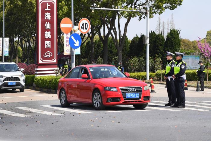 图说│清明祭扫高峰来临，上海警方按照 “一墓园一专班”要求全方位保障秩序