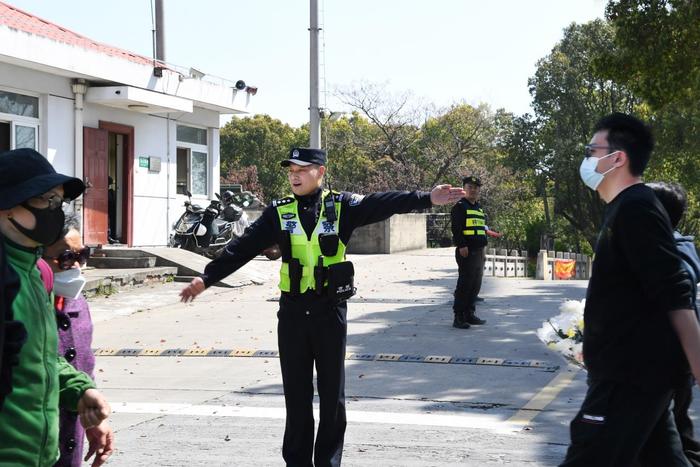 图说│清明祭扫高峰来临，上海警方按照 “一墓园一专班”要求全方位保障秩序