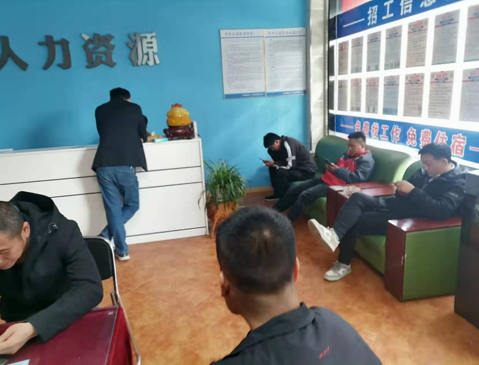 百无聊赖刷着手机的求职者们 | 时代财经摄