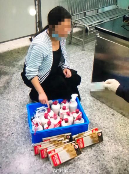 惊掉下巴！女子腿绑14瓶茅台酒入境被查