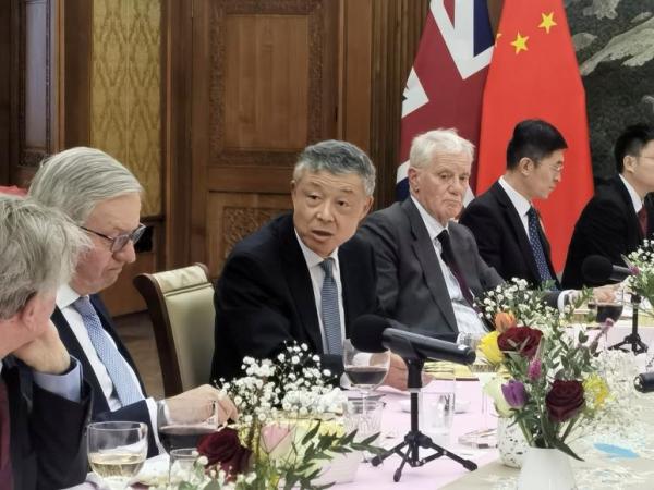 中国政府朝鲜半岛事务特别代表刘晓明会见英国前政要及友好人士