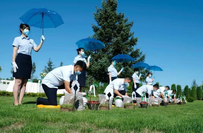 清明前多地墓园举行集体生态花葬仪式 有墓园节地葬式墓位占比高达46％