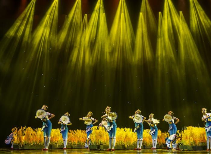 这支家门口的舞蹈团组建短短3年，如何登上“上海之春”学生舞蹈联盟展演舞台