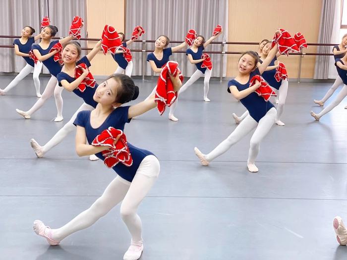 这支家门口的舞蹈团组建短短3年，如何登上“上海之春”学生舞蹈联盟展演舞台