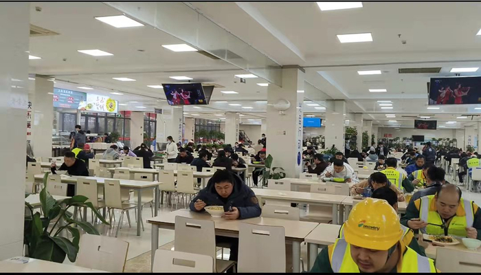 中创新航常州基地食堂下午6点左右的样子 | 时代财经摄