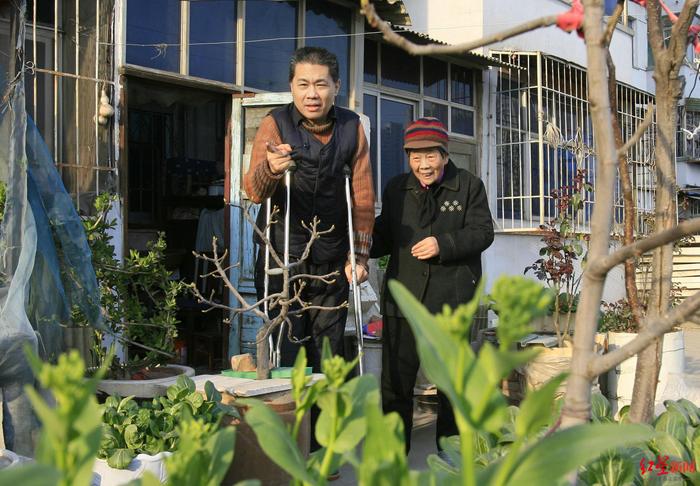 患“不死的癌症”卧床32年，他在网上“打捞”了7000余条无人认领的遗体信息