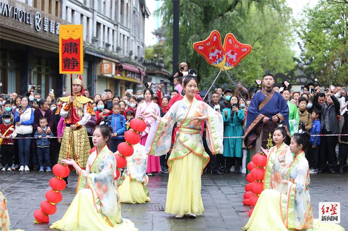 全新开城门、国潮汉服秀、非遗展演与体验……2023都江堰清明放水节非遗展示暨民俗巡游系列惠民活动精彩纷呈！