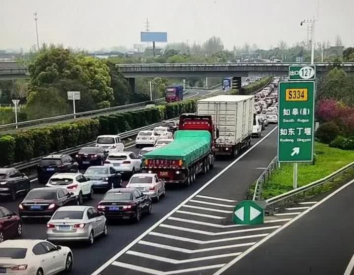 沈海高速南通段由北往南方向车多缓行 南通交警发布出行提醒