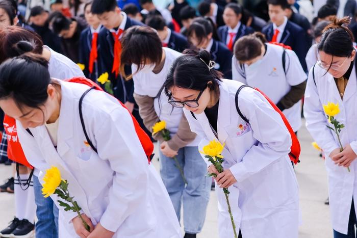 她带了一大袋零食来看望陈延年陈乔年赵世炎，还买了100朵花献给其他烈士