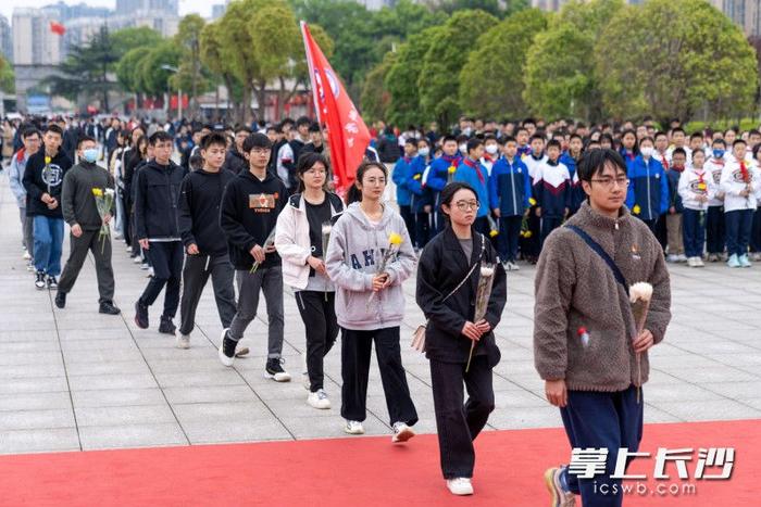 组图丨清明时节，长沙市民自发前往湖南革命陵园开展祭英烈活动