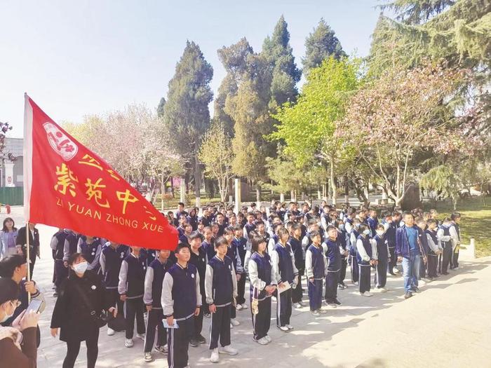 紫苑中学师生代表走进晋冀鲁豫烈士陵园