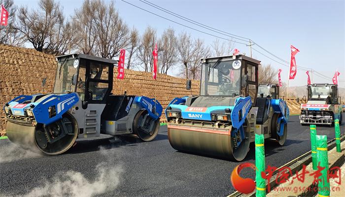 甘肃首次使用无人驾驶集群全智能铺设路面 科技筑路带来新体验