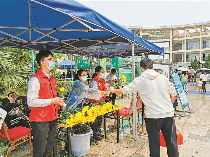 市殡仪馆倡导文明祭祀 市民积极响应 无烟祭祀成风尚 一束鲜花寄哀思