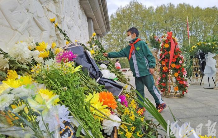 华北军区烈士陵园迎来祭扫高峰