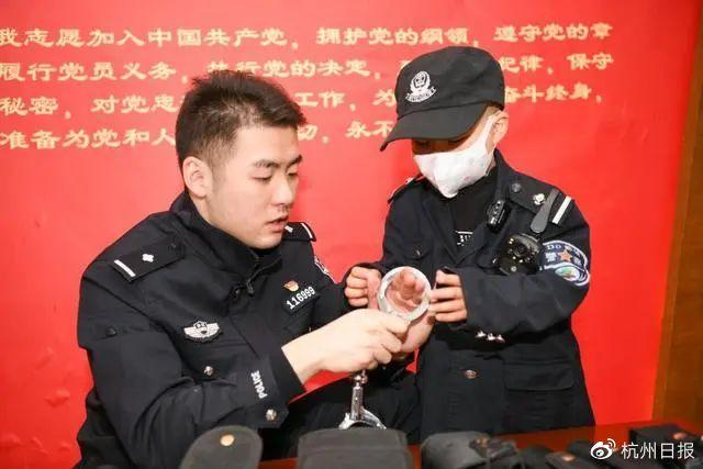 杭州白血病男孩康复了！到派出所送锦旗：谢谢你们让我做“警察”