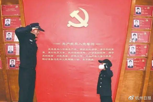 杭州白血病男孩康复了！到派出所送锦旗：谢谢你们让我做“警察”