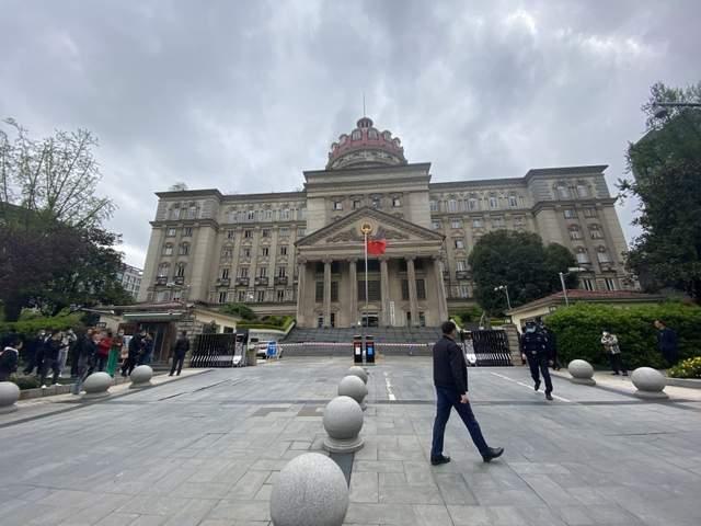 ↑4月6日,媒体在重庆市高院外直播姐弟坠亡案二审 图据澎湃新闻