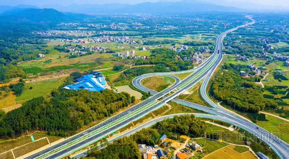 广西壮族自治区平武高速建成通车，两地行车时间由2个多小时缩短为40分钟