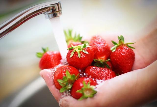 草莓是“最脏的水果”、白草莓是转基因的？事实真的如此吗→