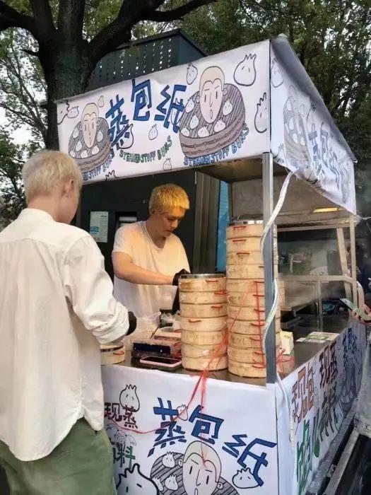 徐炳超在卖包子。图源受访者张艾馨