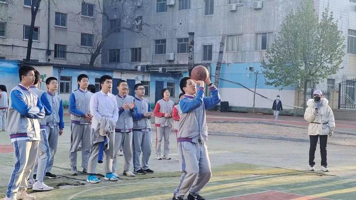 篮球点燃校园，激情跃动青春！济南燕山中学34级举行“燕达杯”篮球投篮技巧比赛