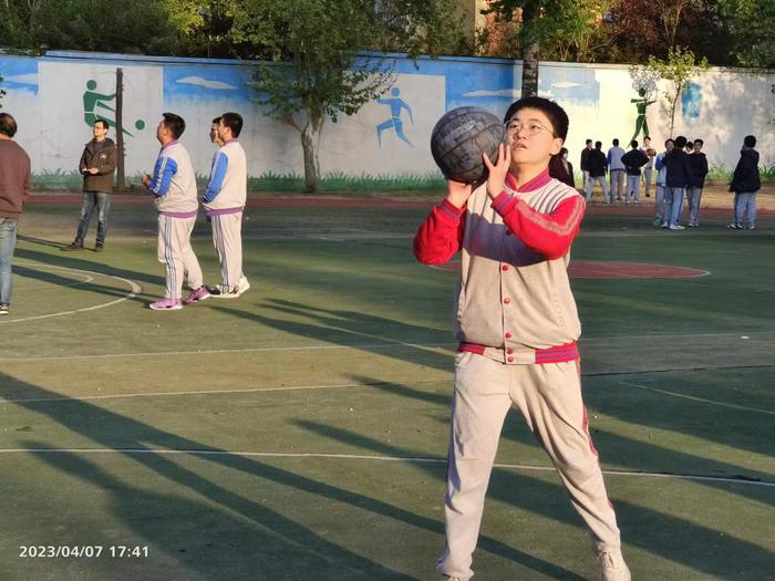 篮球点燃校园，激情跃动青春！济南燕山中学34级举行“燕达杯”篮球投篮技巧比赛