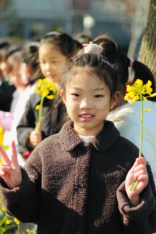 春日里最灿烂的，是阳光下你绽放的笑脸……