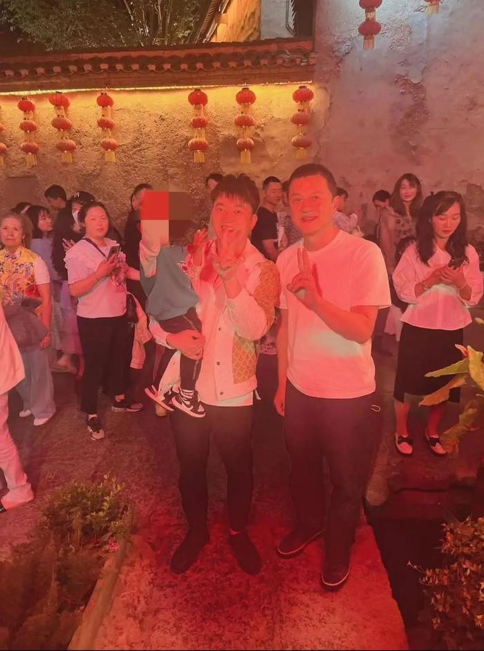 网友晒出在西昌古城偶遇李亚鹏 图片来源:红星新闻
