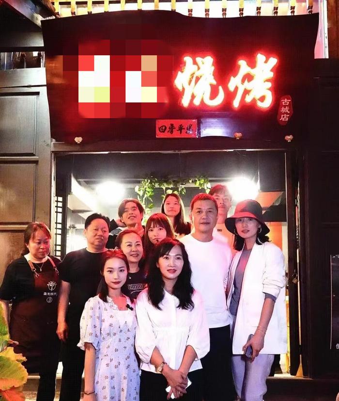 网友晒出在西昌烧烤店与李亚鹏、海哈金喜的合影 图片来源:红星新闻