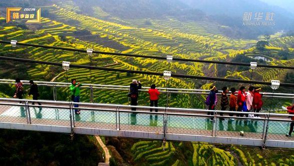 “挂”在山崖上的古村，如何成为别具特色的“旅游名片”