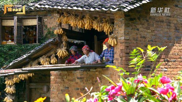 “挂”在山崖上的古村，如何成为别具特色的“旅游名片”