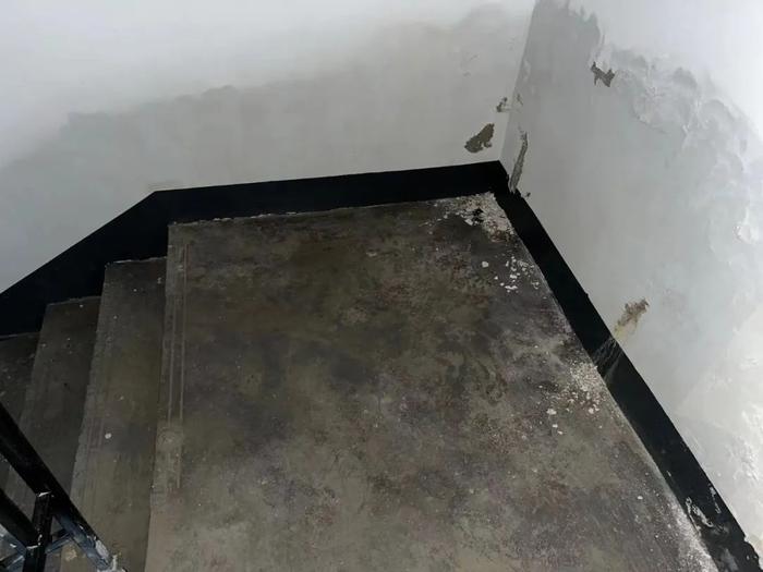 墙面漏水，混凝土里疑似掺杂塑料袋…上海这个楼盘被诉“货不对板”！
