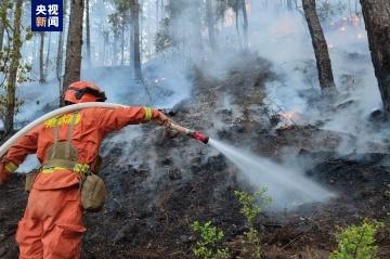 400多名消防员全力扑救四川西昌山火 周边受威胁群众已转移