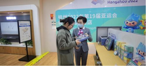 绍兴东街营业厅电信小姐姐正在介绍最新的“亚运礼物”——杭州奥体博览城主体育场3D立体拼图