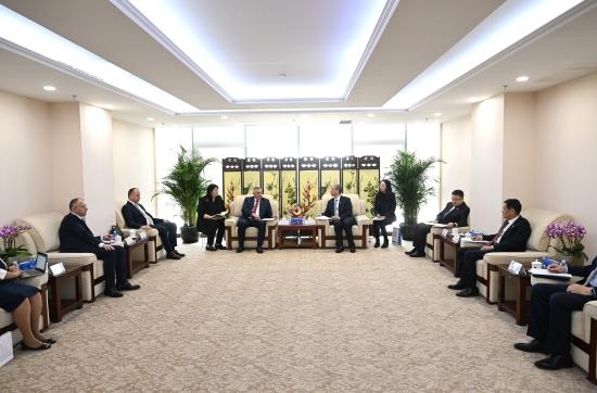 王斌与波黑塞族共和国总理拉多万·维什科维奇会谈