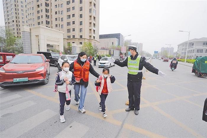 警校家共建 护学保安全